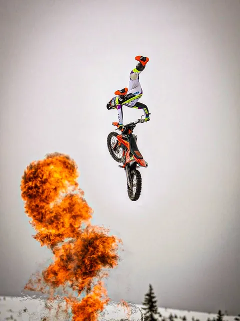 FMX-förare i luften ovanför ett eldklot