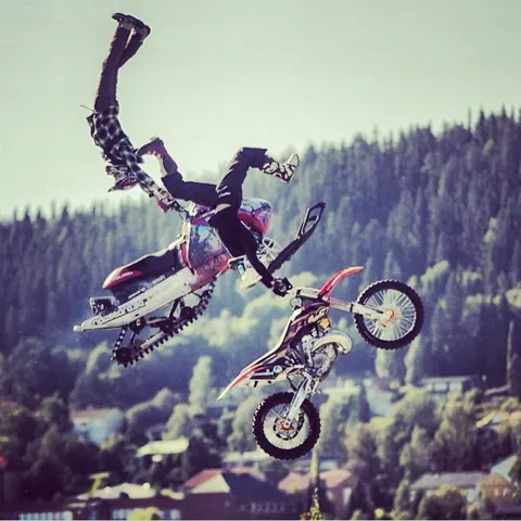 Två FMX-förare gör tricks i luften på The Jam