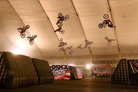 FMX-förare i luften inomhus på Nitro Circus Live