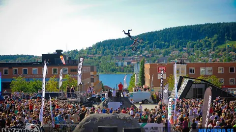 Frog gör tricket Tsunami högt över publiken på The Jam