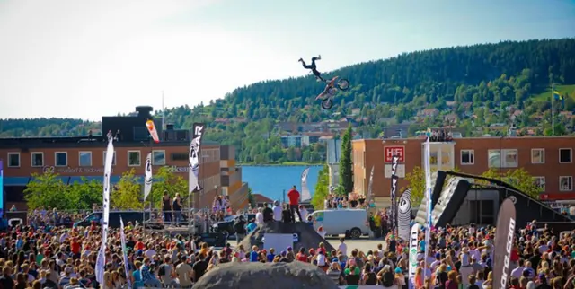 FMX-hopp över ett fullsatt Stortorget i Östersund